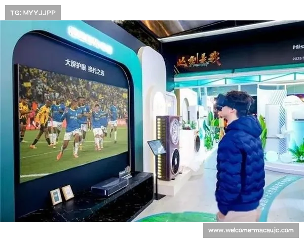 重庆解放碑广场捧起2025世俱杯奖杯 重庆解放碑广场捧起2025世俱杯奖杯